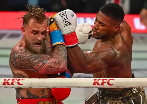 Poca boxe, troppi soldi: Anthony Joshua scherza con Jake Paul e lo manda all'ospedale. Il declino del pugilato &egrave; su Netflix