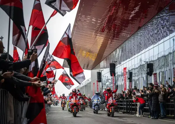 Siamo stati dentro la Ducati: Marc Marquez con una moto nuova e il mercato piloti del 2026, poi gli applausi a Pecco Bagnaia e tutto il resto