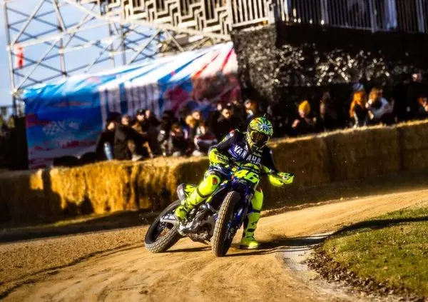 Siamo stati al Ranch di Valentino Rossi per la 100 Km dei Campioni: le moto dell&rsquo;Academy, una Cupra Formentor, Lucio Corsi che suona e la Macondo italiana