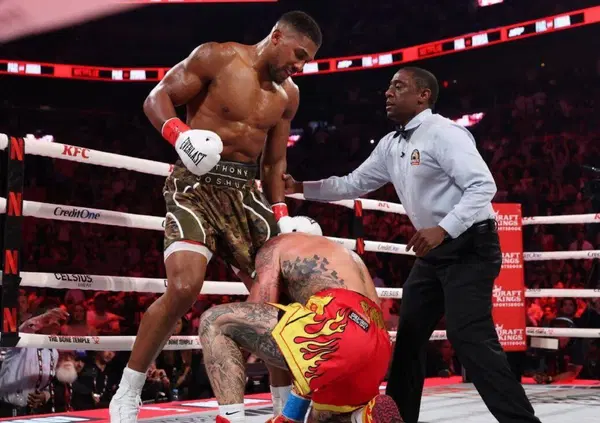 Pure l&rsquo;arbitro non sopporta la finta boxe di Joshua contro Paul su Netflix: &ldquo;I fan non pagano per vedere questa mer*a&rdquo;