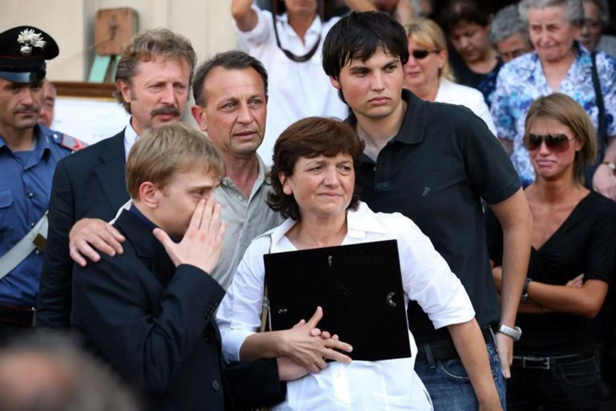 Omicidio Poggi, E SE L&rsquo;ASSASSINO AVESSE AVUTO LE CHIAVI DI CASA? In pigiama Chiara a chi avrebbe aperto la porta? Solo ad Alberto Stasi? E se l&rsquo;arma del delitto di Garlasco fosse pi&ugrave; di una? Mentre il padre delle gemelle Cappa&hellip;