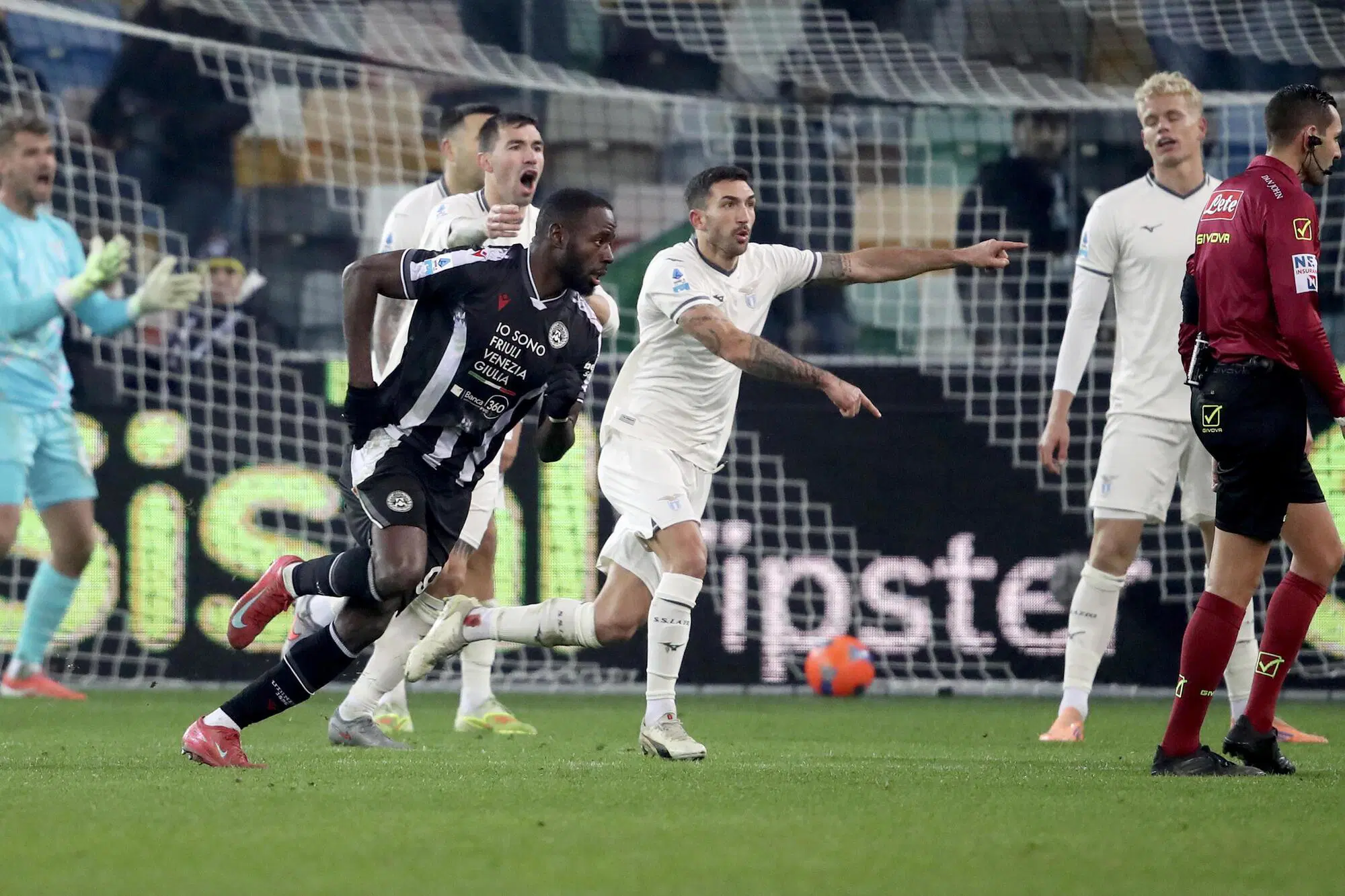 Le proteste dei laziali dopo il gol di Davis