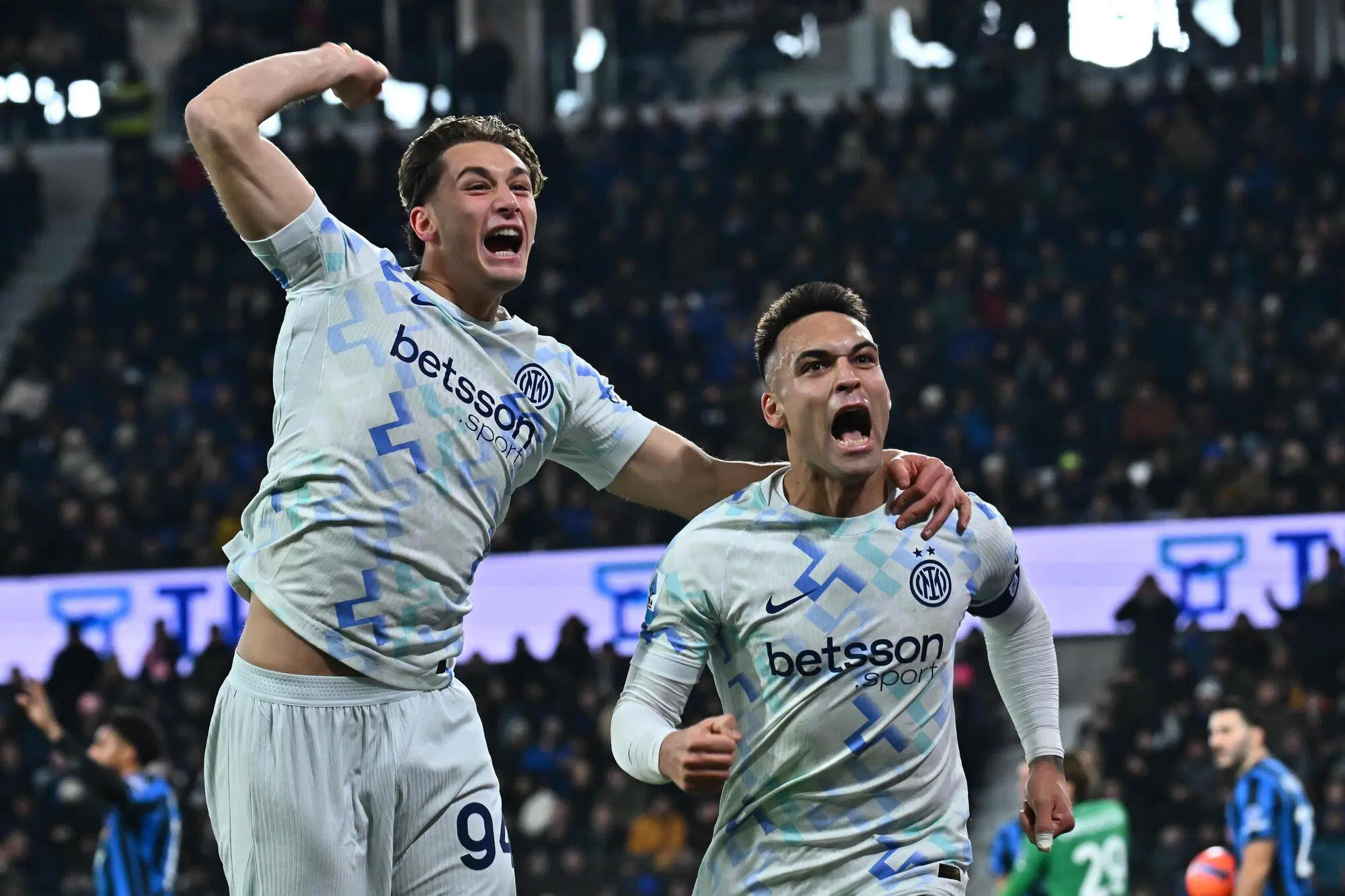 Pio Esposito esulta con Lautaro 