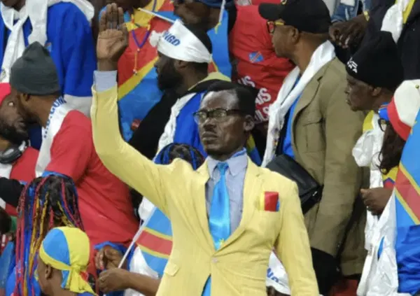 Ma l&rsquo;avete visto il tifoso del Congo immobile per novanta minuti in Coppa d&rsquo;Africa? Ecco chi &egrave; Michel Kuka Mboladinga e il suo omaggio al leader politico Lumumba