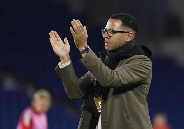 Chi &egrave; Liam Rosenior, il nuovo allenatore del Chelsea? Decimo tecnico nero della Premier League, nemico di Trump e pure opinionista del Guardian