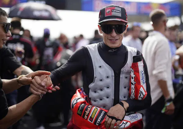 Questo Marc Marquez sorride e parla di tutto: la paura della morte, il dolore al braccio, il ritiro, Valentino Rossi e quella fame l&igrave;