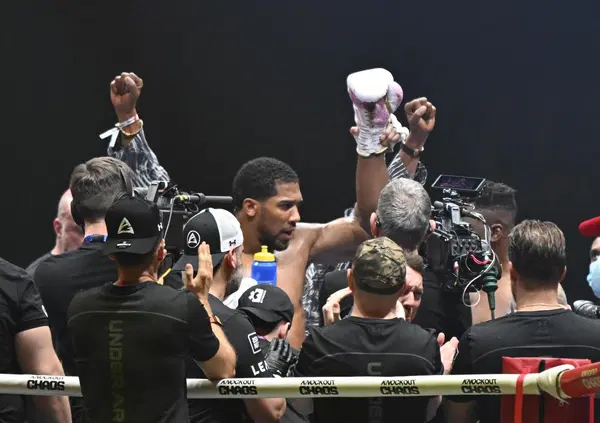 Il presunto addio al pugilato di Anthony Joshua e l&rsquo;ultima frontiera del marketing. Mayweather, Fury, Tyson, Paul: la strategia dei finti ritiri ha rotto la boxe