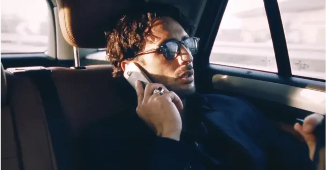 Ma chi &egrave; Enrico Dal Buono, lo scrittore nella serie di Fabrizio Corona? &ldquo;Netflix ha scelto di raccontare il &lsquo;Paparazzi King&rsquo; perch&eacute; rappresenta gli italiani"