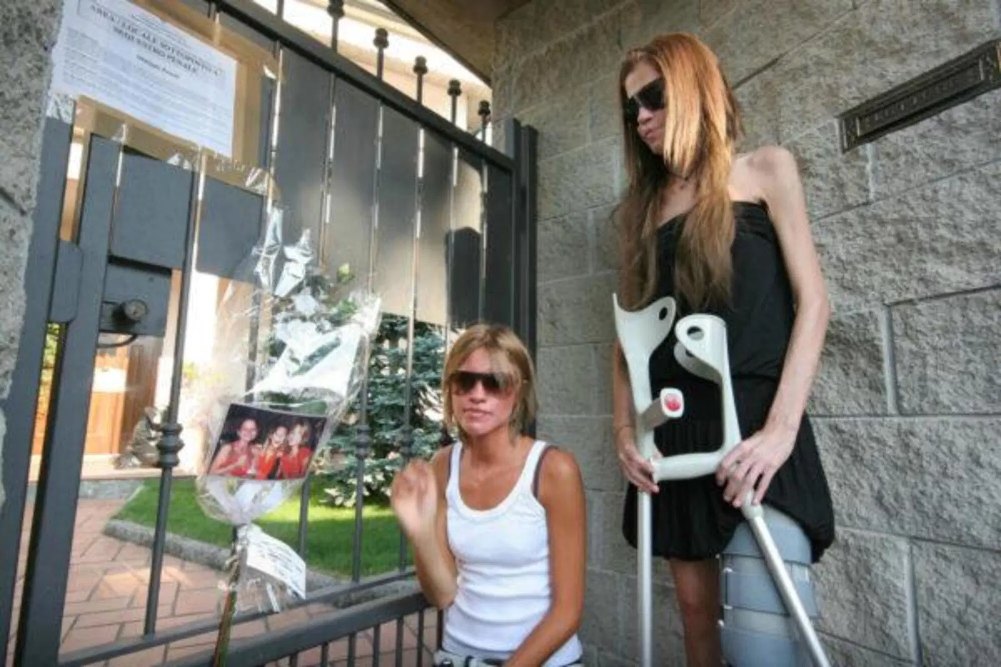 Paola Cappa con il tutore e le stampelle dopo la morte della cugina Chiara Poggi