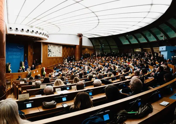 Ecco la recensione MOW dei giornalisti alla conferenza stampa di Giorgia Meloni: troppe quote azzurre, domande scontate e alcune meravigliose eccezioni