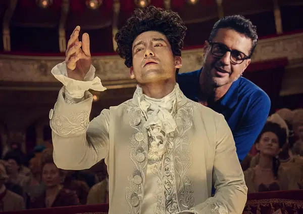 Mozart &egrave; un Corona che non ce l&rsquo;ha fatta? Salieri come Lele Mora, Leopold come Vittorio e c&rsquo;&egrave; pure Vallettopoli. &ldquo;Amadeus&rdquo; su Sky &egrave; un pugno in faccia di cinque ore a chiunque ami la classica (e i geni)