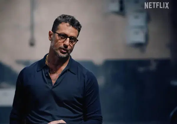 Solo Netflix poteva rendere noioso Corona: altro che docuserie estrema, &ldquo;Io sono notizia&rdquo; sembra una voce su Wikipedia