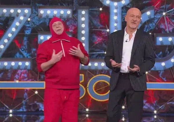 &ldquo;A Leclerc abbiamo dato il telecomando del box, Hamilton deve scendere e citofonare&rdquo;: signori, Marco Della Noce &egrave; tornato (a fuoco) a Zelig. E ha pure gi&agrave; battezzato la SF-26