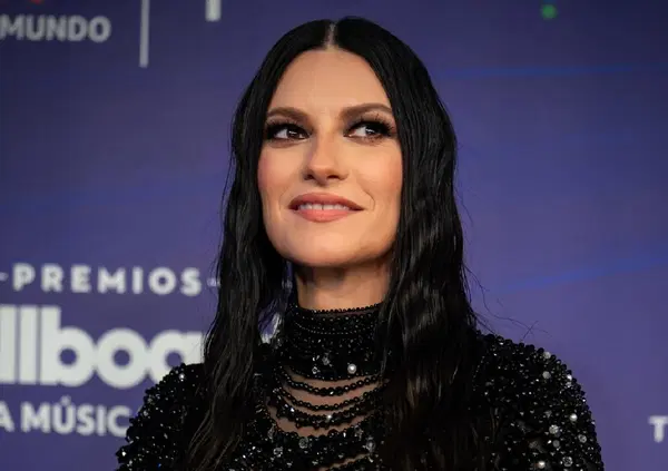 Sanremo 2026, Laura Pausini co-conduttrice del Festival &egrave; &ldquo;come film di orrore&rdquo;, ma proprio per questo &egrave; perfetta per Carlo Conti (che quest'anno ha deciso di puntare sulla noia)