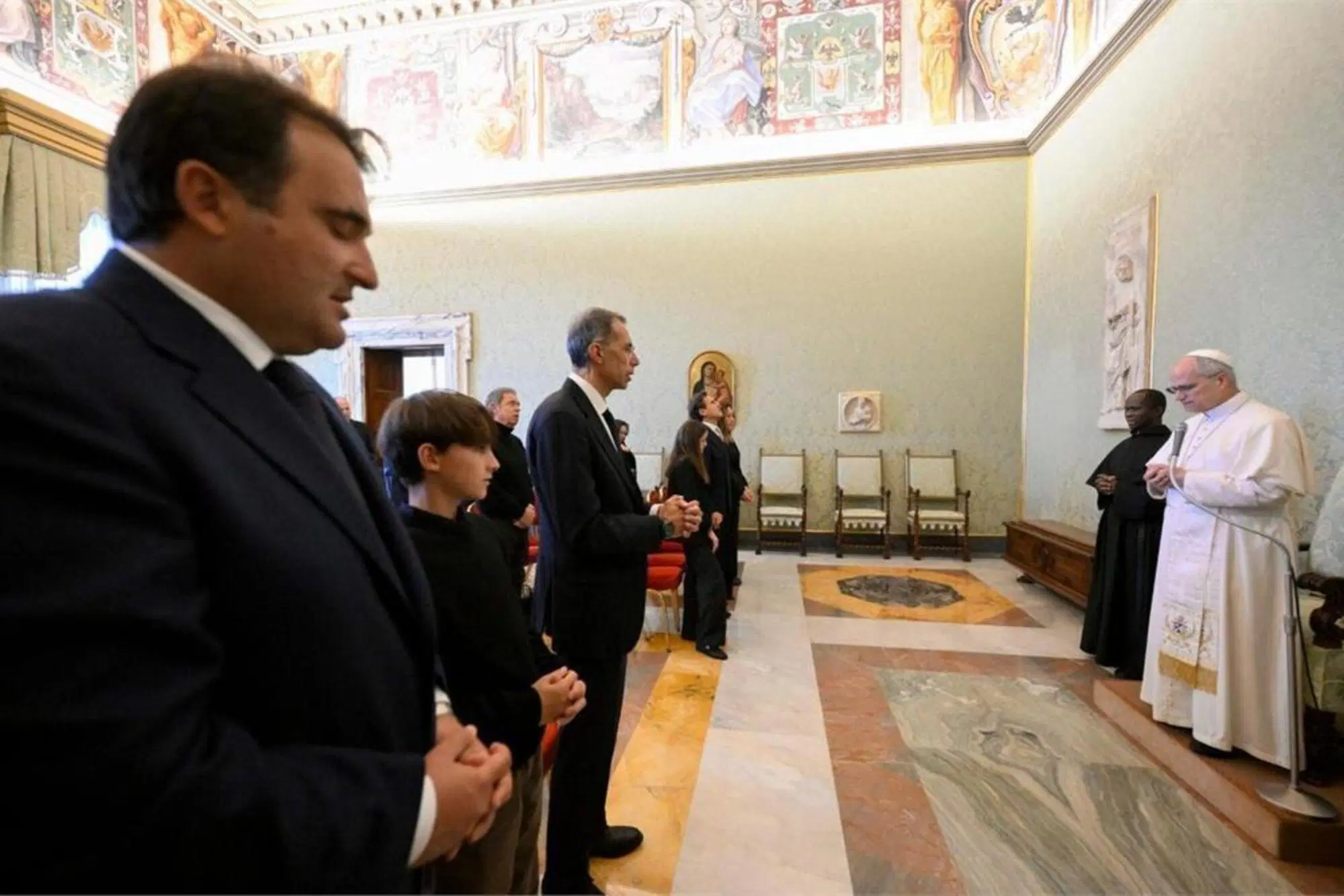 Papa Leone XIV con le famiglie delle vittime