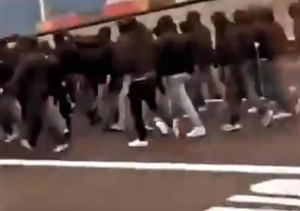 Guerriglia ultras sull&rsquo;A1, ma cos&rsquo;&egrave; successo davvero tra i tifosi di Roma e Fiorentina? Spranghe e bastoni, circa duecento coinvolti. Che conseguenze ci saranno? E perch&eacute; si parla della &ldquo;pezza&rdquo; rubata?