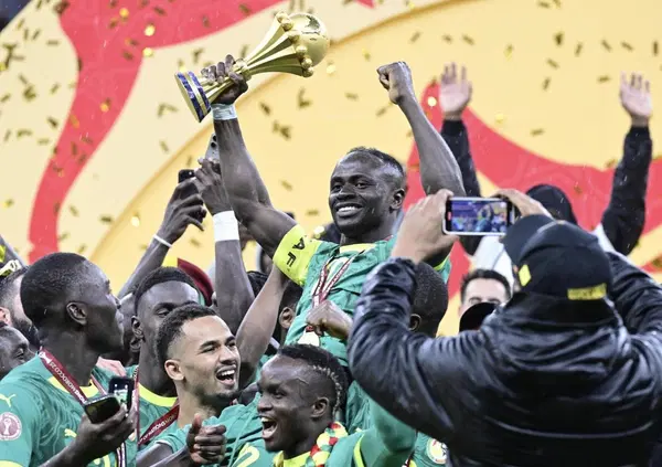 Paura e delirio in Coppa d&rsquo;Africa. Il Senegal batte il Marocco in finale, Diaz sbaglia il rigore (di proposito?) con il cucchiaio, la squadra di Man&eacute; esce per protesta e poi rientra in campo