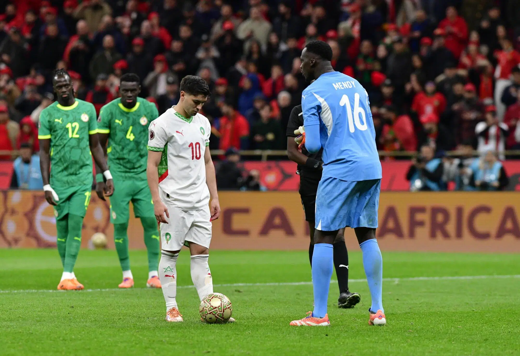 Brahim Diaz sul dischetto davanti a Edouard Mendy