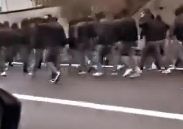 Tutto quello che c&rsquo;&egrave; dietro lo scontro tra ultras di Fiorentina e Roma a Bologna oltre il bandierone rubato: la rivalit&agrave;, il confronto &ldquo;leale&rdquo; e i vincitori. E le due curve potrebbero subire conseguenze pesanti