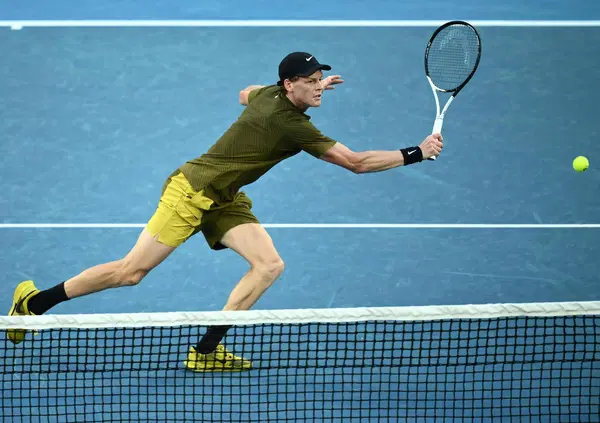 Sinner, ma come ti vesti? Vince la prima agli Australian Open, ma l'outfit verde oliva scatena i social: "Sembra un corriere UPS"