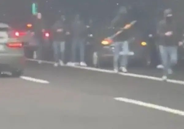 Ecco le foto del bandierone rubato dagli ultras della Fiorentina negli scontri sull&rsquo;A1: il vessillo a testa in gi&ugrave; e la sciarpa &ldquo;Roma marcia ancora&rdquo;. Il segretario del sindacato di polizia: &ldquo;Daspo a vita e stop alle trasferte&rdquo;