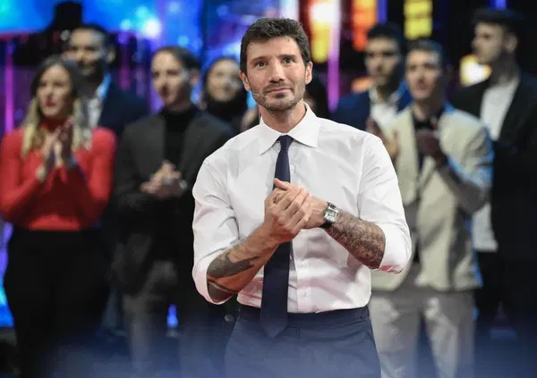 Ma come sono messi i tifosi del Napoli che parlano di calciomercato sotto al post per la morte del pap&agrave; di Stefano De Martino?