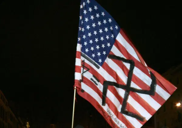 Nick Fuentes sta lanciando il nuovo partito nazista americano? Pi&ugrave; estremo di Trump e l&rsquo;inno virale di Kanye West al Vendome di Miami