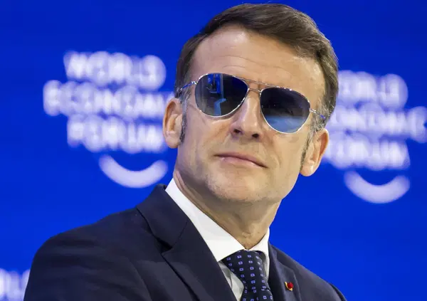 Avete mai sentito parlare del "club dell'occhio nero"? C'entrano Satana e pure gli occhiali da sole di Macron