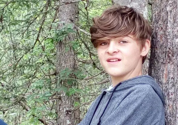 Scusate l&rsquo;associazione, ma il confine della Casa nel Bosco? Francesco &egrave; morto di tumore a 14 anni perch&eacute; &ldquo;curato&rdquo; con l&rsquo;argilla: genitori alla sbarra (senza sconti) e medici prosciolti