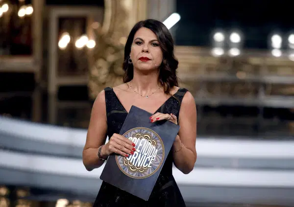 Signori, &egrave; arrivato il momento di parlare seriamente di Geppi Cucciari! Con Splendida Cornice, una delle poche che fa ancora bella tv sulla Rai