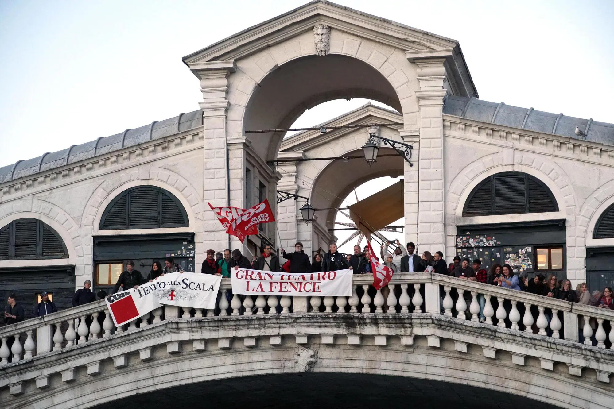 Una delle tante proteste di fine 2025 contro la nomina di Beatrice Venezi alla Fenice di Venezia 