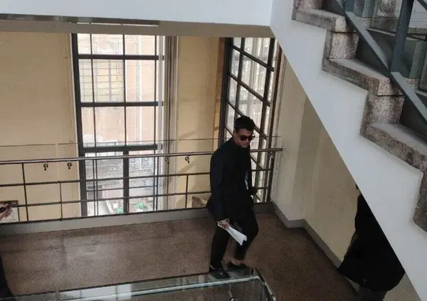 Fabrizio Corona che percula Aiello (avvocato di Signorini) e si fa cacciare dal tribunale come uno scolaretto &egrave; la cosa pi&ugrave; divertente dell&rsquo;udienza a Milano