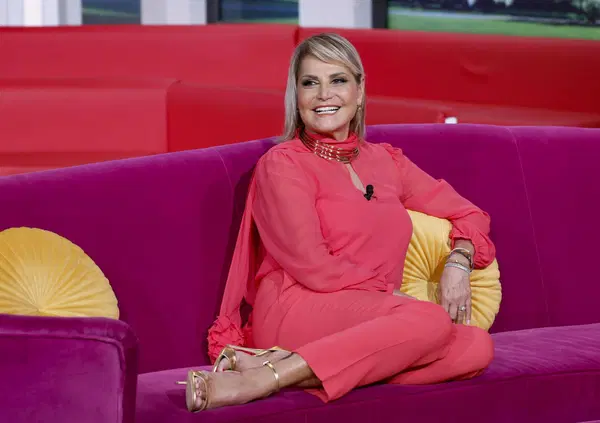 Il tragicomico declino di una regina della tv: Simona Ventura conduce il San Marino Song Contest. Poi cosa, la sagra della porchetta?