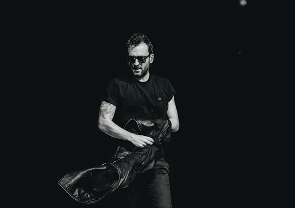 C&rsquo;&egrave; un cantante che riempie davvero gli stadi e raddoppia pure le date. Si chiama Cesare Cremonini, torna al Circo Massimo e fa sold out. Il suo successo &egrave; pi&ugrave; stabile del governo