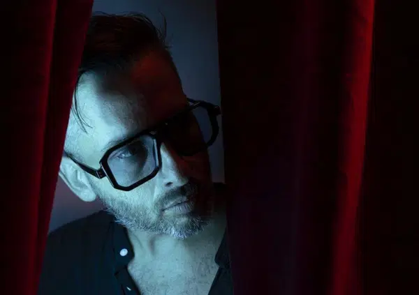 Pollio e le parole come lame: &ldquo;Il mio indie-pop post-bomba in questa Milano che si alza i prezzi da sola&rdquo;. E su Crans-Montana e i locali in Italia&hellip;