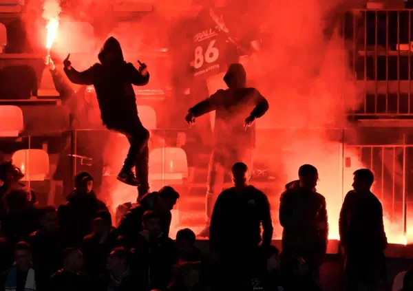 Bombe artigianali, petardi, aste in pvc: ecco le foto dell&rsquo;arsenale degli ultras del Napoli. E i tifosi della Lazio negli scontri sull&rsquo;A1 avevano lame e taglierini. Pioggia di daspo in arrivo?