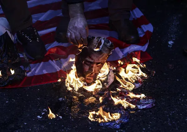 Ma avete capito cosa sta succedendo davvero? Avete capito o no?  Ci voglio educare all'obbedienza e abituare alla violenza. Ecco come 