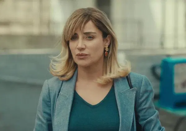 Gli studenti napoletani contro la serie La Preside con Luisa Ranieri (Rai1): &ldquo;Caricatura&rdquo;. Ma risponde lo scrittore De Giovanni:  "La fiction non deve raccontare la realt&agrave;, ma intrattenere con una storia"