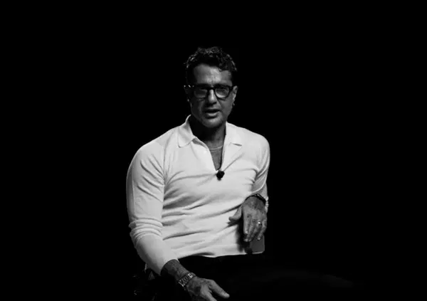 Ma l'avete visto il bracciale &ldquo;salvavita&rdquo; sponsorizzato da Fabrizio Corona a Falsissimo? Ecco cos'&egrave; Vyda, a cosa serve, quanto costa e tutto quello che dovete sapere