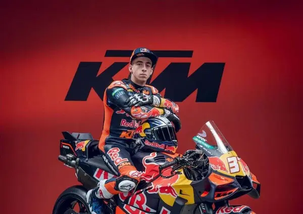 Pedro Acosta all&rsquo;unveiling della KTM 2026 come Valentino Rossi nel 2021 (non solo per il mercato). E Binder, Bastianini e Vinales&hellip;