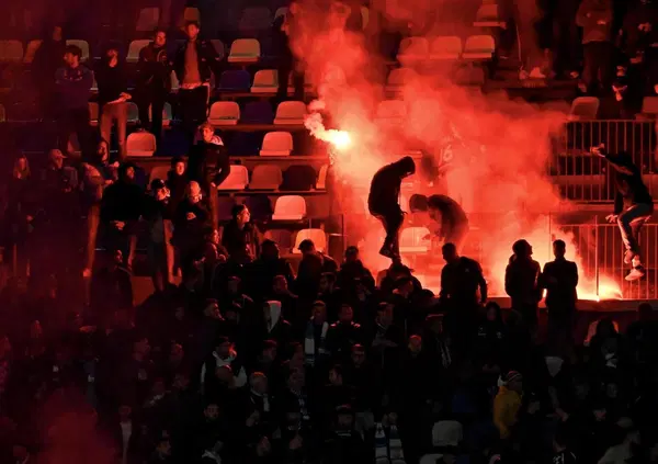 Gli ultras italiani fanno paura anche in Champions? Due fan del Chelsea aggrediti a Napoli (uno accoltellato). E perch&eacute; i tifosi della Juve hanno un &ldquo;divieto di circolazione&rdquo; verso Monaco?