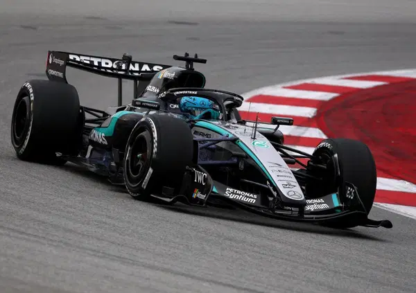 Mercedes maratoneta, McLaren in pista e Red Bull rimasta ai box dopo il botto, con Audi ancora ferma: ecco tutto quello che sta succedendo a Barcellona