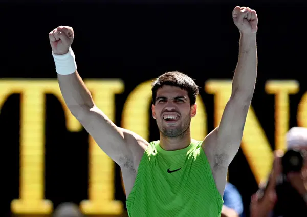 Alcaraz agli Australian Open &egrave; il numero uno anche nel gossip? I cori delle groupie quando si toglie la maglietta bagnata e il presunto flirt con la dj Peggy Gou