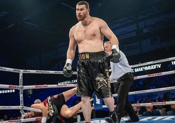  Stavolta Fury fa sul serio: ecco la data per il match del ritorno (su Netflix). Ma chi &egrave; l&rsquo;avversario? Aslanbek Makhmudov, il gigante russo che lotta con gli orsi. &Egrave; un altro money match o roba seria?