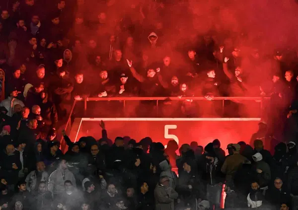 Ecco il video dell&rsquo;assalto degli ultras del Napoli ai tifosi del Chelsea rifugiati in un pub. Il grido di battaglia (&ldquo;combatti!&rdquo;), bastoni e caschi sul vetro del locale