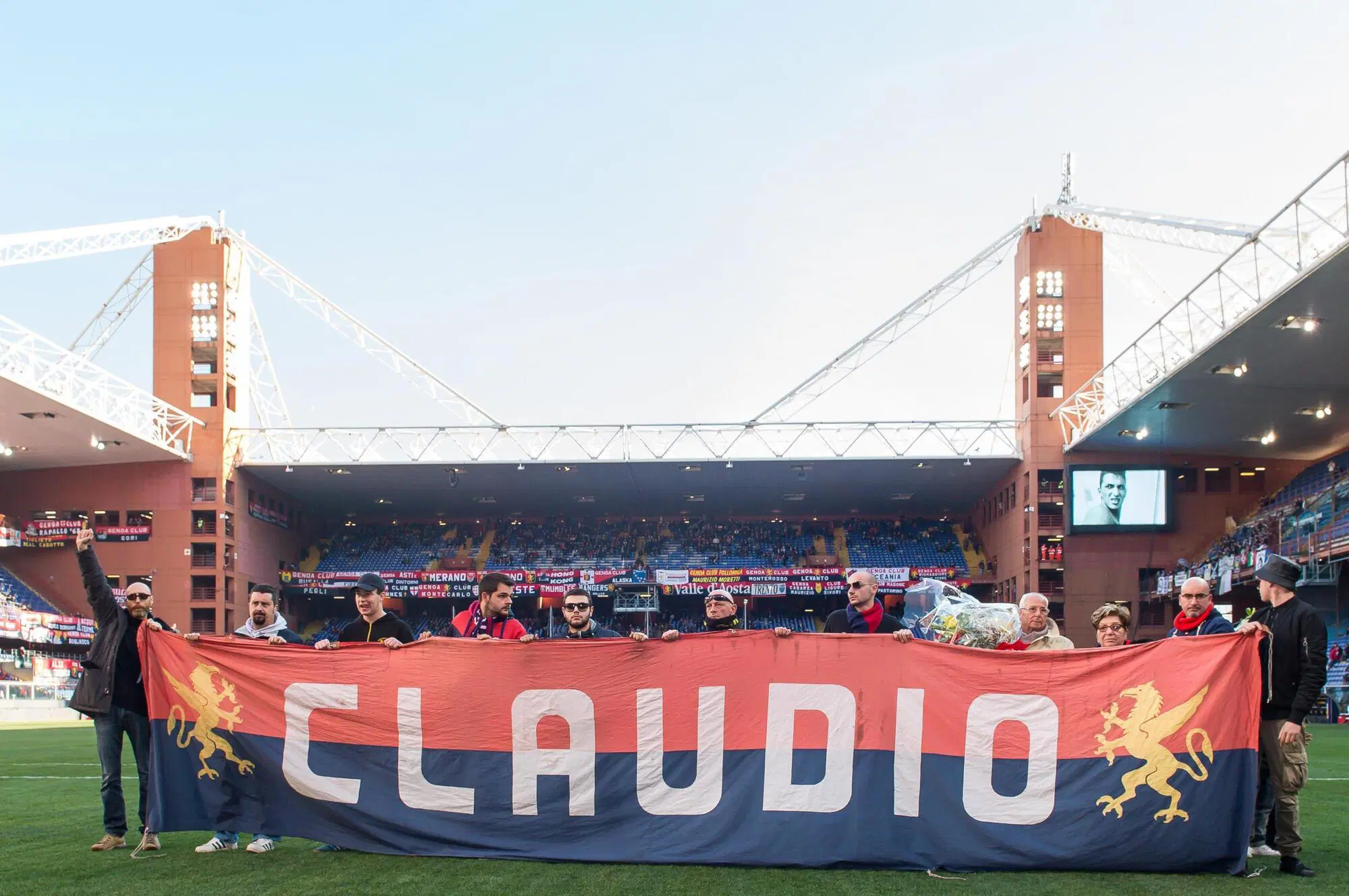 Lo striscione per Vincenzo Claudio "Spagna"