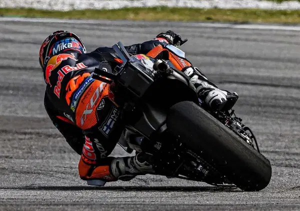Attenzione, altro che crisi: KTM si &egrave; presentata in Malesia con Dani Pedrosa, Pol Espargar&ograve; e il prototipo 2027 con cui sta facendo i solchi a Sepang