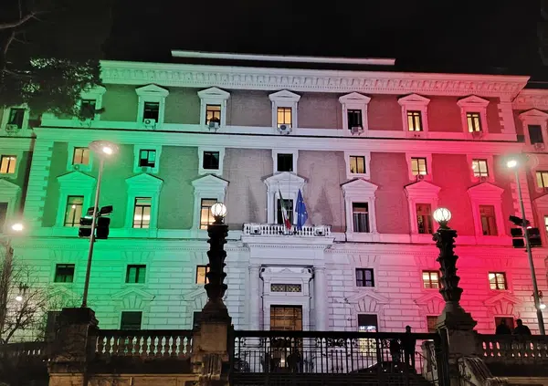 Uccelli d&rsquo;Italia: Piantedosi ha un problema con &ldquo;l&rsquo;immigrazione incontrollata&rdquo; dei pappagalli a Roma! Ma avete sentito che casino c&rsquo;&egrave; davanti al Ministero dell&rsquo;Interno?