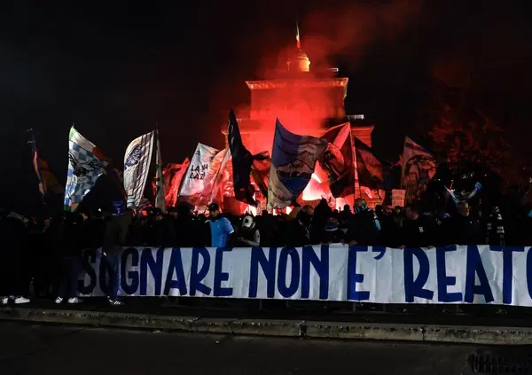 Alla fine hanno vinto i tifosi della Lazio: l&rsquo;Olimpico vuoto, il potere di una curva e un gesto d&rsquo;amore a Ponte Milvio
