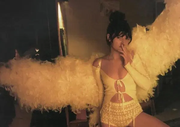 Angelica Bove fa tutto giusto: nella sua &ldquo;Tana&rdquo; solo buona musica, gente che suona davvero. E Sanremo 2026 come un gioco e nulla di pi&ugrave;